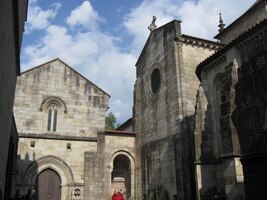 Stavba působí dojmem celého komplexu budov