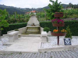 Ještě posezení pro poutníky s kašnou