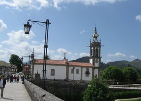 Na jeho konci stojí kostel Santo Antonio da Torre Velha
