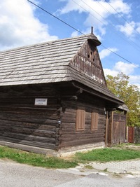 s Clementisovou ulicí a letním bytem