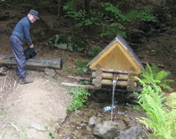 Osvěžili jsme se u studánky