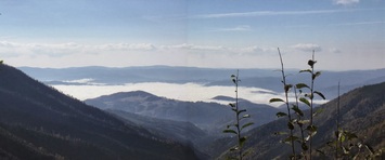 Jen dole zase to moře mlhy