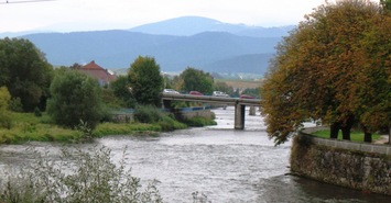 ale městu se stuhou Váhu to sluší