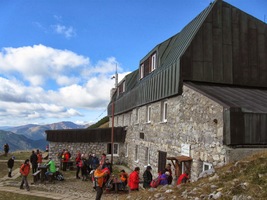 a tak jsme uvítali, že je tu pěkná chata