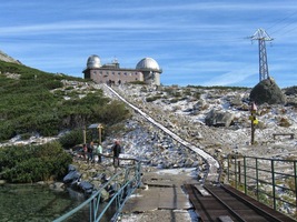 s typickou okolní dekorací