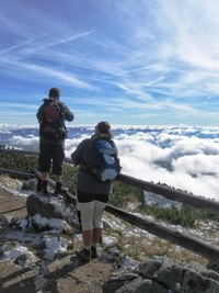 a rybáři-turisté na jeho břehu