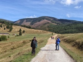 a stoupáme k hoře Velká Vápenica