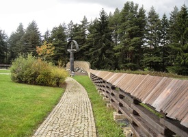 Rozlehlým areálem vede řada cest