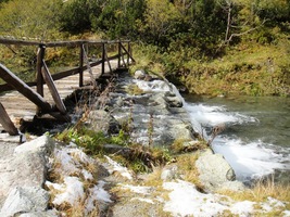 Stačí přejít kluzkou lávku