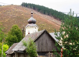 a kostelík se právě opravuje