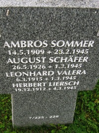 a tady jeden ze "čtyřhrobů"