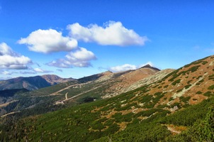a už jsou vidět i vrcholky hor
