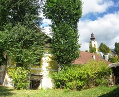 Kostelík s farou v popředí