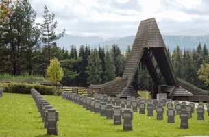 a řady hrobů jsou nekonečné