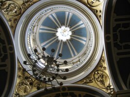 a pod kupolí věže