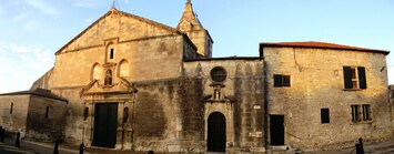 Smůlou románského chrámu Notre Dame de la Mayor