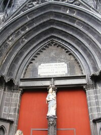 Začalo se ve 13.století a opravuje se dodnes