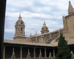 ale i daleko do kraje za věžmi katedrály