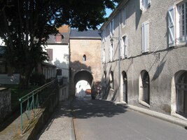 a tak vzhůru branou z města dolů!