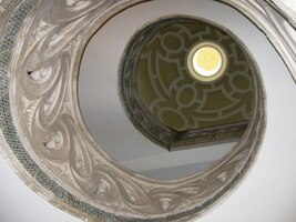 Patra spojuje toto točité schodiště,