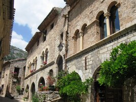 a jako místo na poutní cestě Camino de Santiago