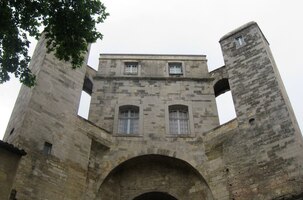 Astrnomická věž trčí z městského opevnění