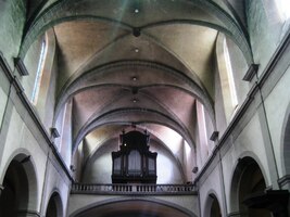 Jen letmo nakoukneme do kostela Eglise St.Pierre v rohu náměstí
