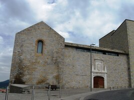 Kolem bývalého královského paláce (dnes archiv)