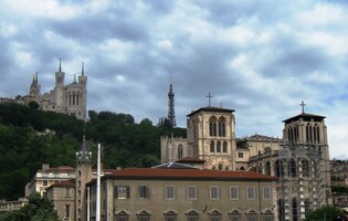 a dvě skvostné chrámové stavby nad ním