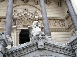 s majestátní vnější aulou