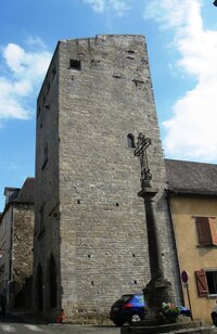 Vyhlídková věž Cleret na návrší nad městem