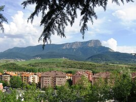 na hornaté okolí města