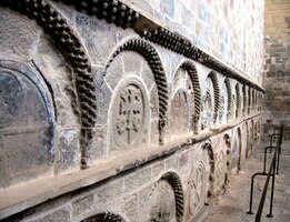 a v klášteře jsou i hroby králů -