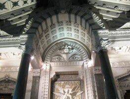 a zde horní část hlavního oltáře