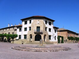 Jsme v centru městečka Obanos,