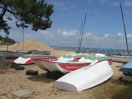 a brázdí moře na loďkách všech velikostí