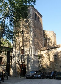 a na první pohled nenápadným kostelem