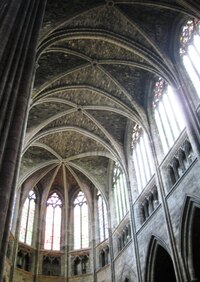 a v jejím středu je patrné trochu kostrbaté spojení