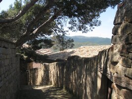 Jednou z mála stinných uliček dojdete