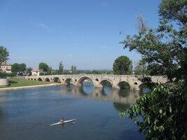 a sestupujeme ke starému mostu Pont Vieuxe