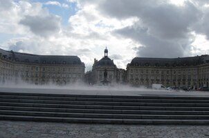 Mlžná fontána před komplexem budov burzy