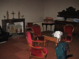 Toto je málem zámecký interiér poutní ubytovny