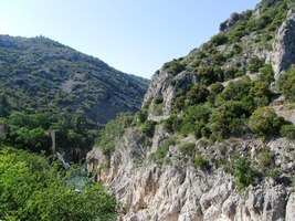 sevřeným strmými skalními stěnami