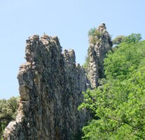 Dále pak jedeme kolem zajímavých skal