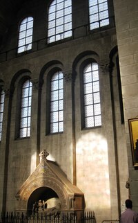 ale mne v tomto městě i chrámu