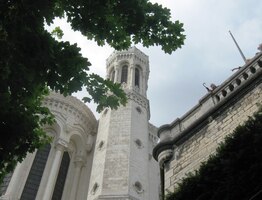 Úplně nahoře je pak basilika Notre Dame de Fourniére