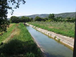 a zavlažovacích kanálů