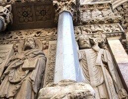 Pod jejím portálem pak nabíráme dech