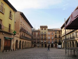 a okolo radnice další třídou Calle Mayor