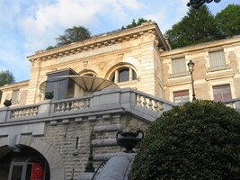 k palácům nad břehem řeky